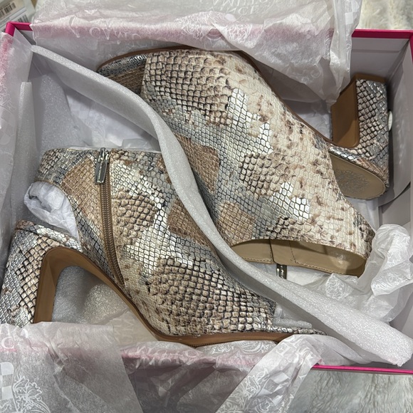 BNIB Vince Camuto Block Heeled Shoes | Taupe & Silver Snake Pattern | Size 10.5 - Picture 3 of 7